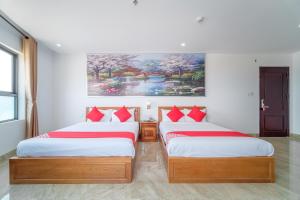 A bed or beds in a room at Capital O 215 An Duc Hotel Da Nang