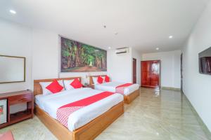 A bed or beds in a room at Capital O 215 An Duc Hotel Da Nang