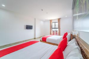A bed or beds in a room at Capital O 215 An Duc Hotel Da Nang