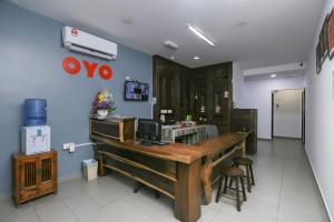 Kuchyň nebo kuchyňský kout v ubytování OYO 89915 East Mount Hotel