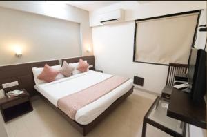 Postel nebo postele na pokoji v ubytování Radiant hotel,andheri east terminal 1,2