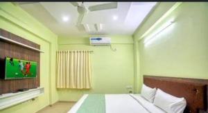 Postel nebo postele na pokoji v ubytování Radiant hotel,andheri east terminal 1,2