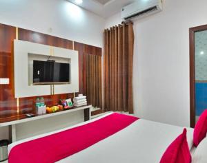 Postel nebo postele na pokoji v ubytování Radiant hotel,andheri east terminal 1,2