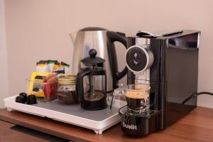 uma cafeteira sentada num balcão com uma chávena de café em Netherley Rooms em Ballater