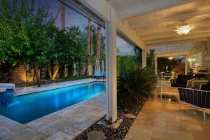 una imagen de una piscina en una casa en Tropical Oasis, en Palm Desert