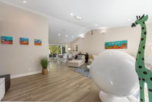 Una sala de estar con una jirafa en el medio de la habitación. en Tropical Oasis, en Palm Desert