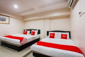 Giường trong phòng chung tại OYO 89549 Casavilla Hotel (city Centre) Taiping +26 ảnh