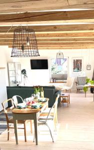 Televízia a/alebo spoločenská miestnosť v ubytovaní PM1-apartament