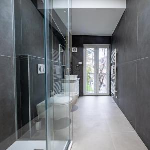 un bagno con doccia in vetro e WC di Unità D'Italia a Verona
