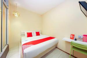 a small room with a bed and a window at OYO 479 The Green Hotel in Ampang