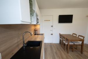 Televisyen dan/atau pusat hiburan di Appartement rénové à 200m de la mer