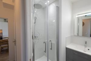 Bilik mandi di Appartement rénové à 200m de la mer +8 gambar