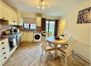Kuchyň nebo kuchyňský kout v ubytování Lough Rynn Self Catering