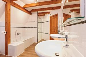 O baie la Ferienhaus Monika in Wendorf im Bernstein Resort +33 fotografii