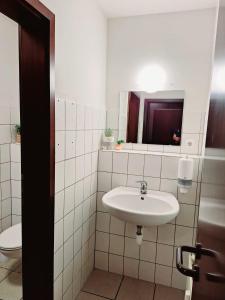 een badkamer met een wastafel en een toilet bij Gästezimmer 2 in Mönchengladbach +9 foto's