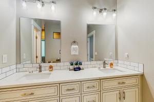 a bathroom with two sinks and two mirrors at Tiffany Lake House in Manson +16 photos