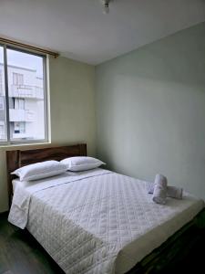 Un pat sau paturi într-o cameră la Apartamento en el Norte de Armenia - Cerca a Salento y Parque Del Café - Con Piscina - By Molca Travel +14 fotografii