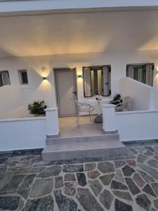 A seating area at Hotel Andreas - Agistri (Skala)