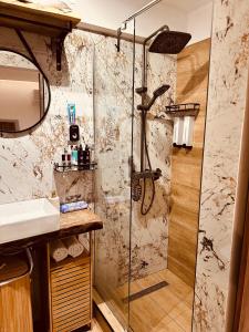 テッサロニキにあるM Boutique Apartmentsのシャワーと洗面台付きのバスルーム