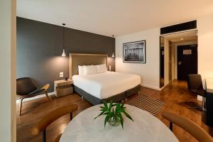una camera d'albergo con un letto e una sala da pranzo di INNSiDE by Meliá Lima Miraflores a Lima