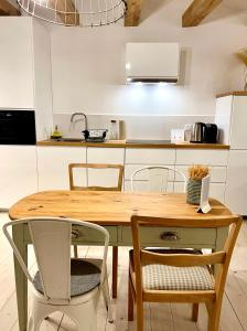 Kuchyňa alebo kuchynka v ubytovaní PM1-apartament
