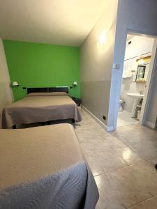 une chambre avec deux lits et un mur végétal dans l'établissement Hotel Milano San Giovanni Lupatoto, à San Giovanni Lupatoto