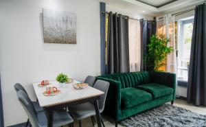 a living room with a green couch and a table at Deluxe beach house in Westfalia