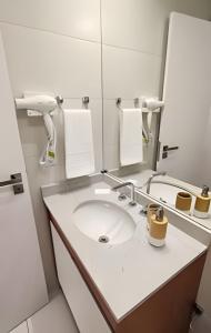 un baño con lavabo y espejo en Apto c/ sacada próx Ayrton Senna, en Londrina