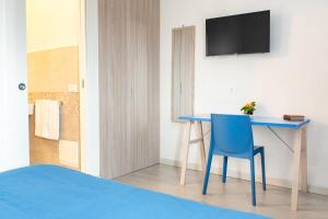 a blue desk with a blue chair in a room at Bed & Blu in La Caletta