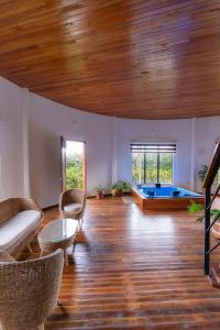a living room with a pool table and a wooden ceiling at Cinco Elementos in El Peñol