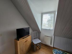 TV a/nebo společenská místnost v ubytování Gite du Puits Tournant - Chambre 3