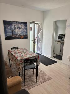 a living room with a table and a kitchen at Andrei Ferienwohnung zenayda in Marktbreit