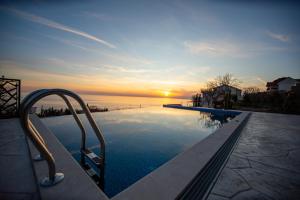 Villa Aurora Azure - Luxury Infinity Pool Resort内部或周边的泳池