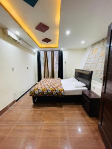 a bedroom with a bed in the middle of a room at Paradise View Hotel & Restaurant in Khaira Gali