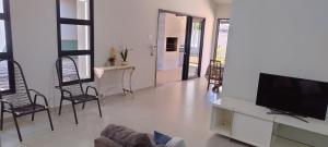 Μια τηλεόραση ή/και κέντρο ψυχαγωγίας στο Casa 3 quartos climatizados, wi-fi, garagem e área de lazer com piscina