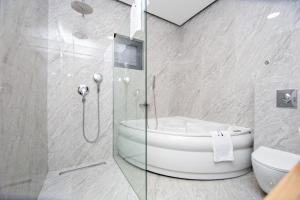Villa Aurora Azure - Luxury Infinity Pool Resort的一间浴室