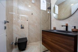 Villa Aurora Azure - Luxury Infinity Pool Resort的一间浴室