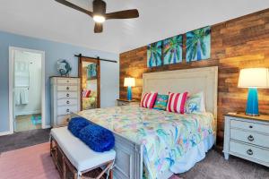 ein Schlafzimmer mit einem Bett, einer Kommode und einem Spiegel in der Unterkunft Waterfront Sunrise Beach Rental with Private Dock in Sunrise Beach