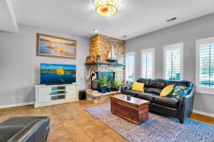 ein Wohnzimmer mit einem Ledersofa und einem Kamin in der Unterkunft Waterfront Sunrise Beach Rental with Private Dock in Sunrise Beach