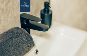 ein Waschbecken mit einem schwarzen Wasserhahn in der Unterkunft Baffin Townhouse - INVOICE and REDUCED PRICE only via SUNRISE SHORT LETS DUNDEE, 3 bedrooms with 4 beds, Newly Refurbished, Fully Equipped, Free Parking, Amazing Views - Long Stays Available in Dundee + 35 Fotos