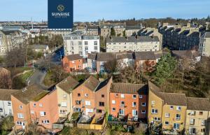 eine Luftansicht einer Stadt mit Häusern in der Unterkunft Baffin Townhouse - INVOICE and REDUCED PRICE only via SUNRISE SHORT LETS DUNDEE, 3 bedrooms with 4 beds, Newly Refurbished, Fully Equipped, Free Parking, Amazing Views - Long Stays Available in Dundee