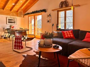 a living room with a couch and a table at BLUE ALPINE Lodge bis 6 Gäste, Cheminée, 400 m zum Skilift in Sedrun