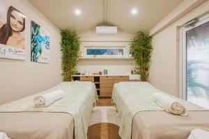 Katil atau katil-katil dalam bilik di Eva Spa Resort Pool Rooftop Views +37 gambar