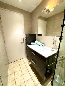 a bathroom with a sink and a shower at Les Petits Bateaux-Parking privé-Terrasse in La Grande-Motte