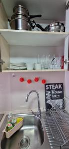 Un fregadero de cocina con un cartel que dice steak houseiki en Departamento completo con Vista a la Ciudad, a pasos del Metro Santa Isabel, Barrio Italia, providencia, en Santiago 43 fotos más