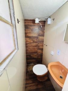 een badkamer met toilet en wastafel bij Pequena Suíte Individual 304 in Rio de Janeiro