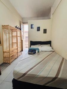 een slaapkamer met een groot bed in een kamer bij Pequena Suíte Individual 304 in Rio de Janeiro