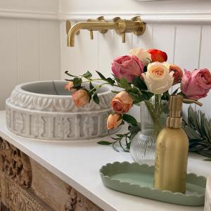 un bancone del bagno con vaso di fiori e lavandino di Studio 34 - Nelson Bay a Nelson Bay