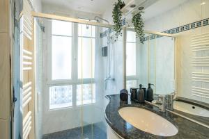 Un baño de Spacious Apartment for 6 People