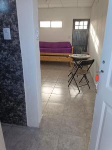 a living room with a bench and a table at REFUGIO DE MAR SAO monoambiente in San Antonio Oeste